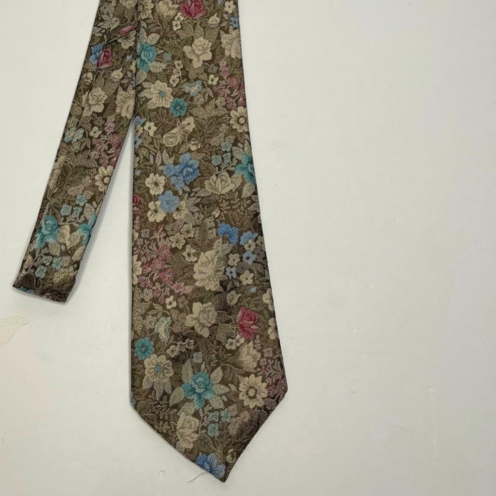 Vintage VAN HEUSEN Floral Tie 95% Polyester 5%Silk Wedding Special Occasion Tie - Picture 2 of 6